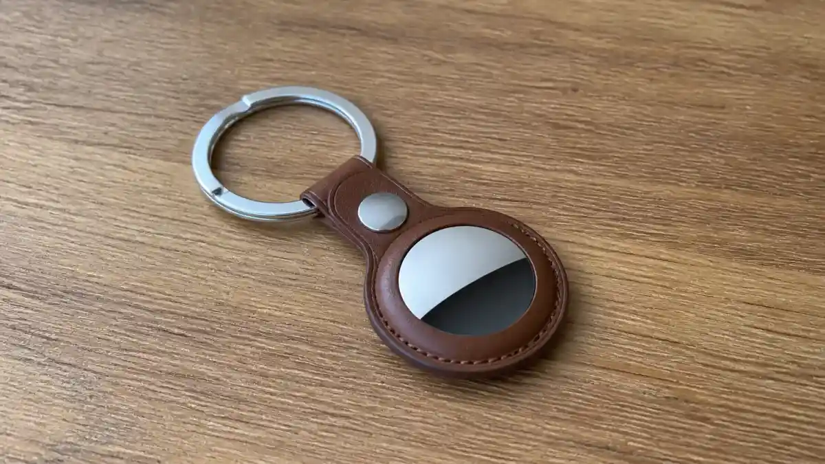 AirTag על מפתח על שולחן עץ