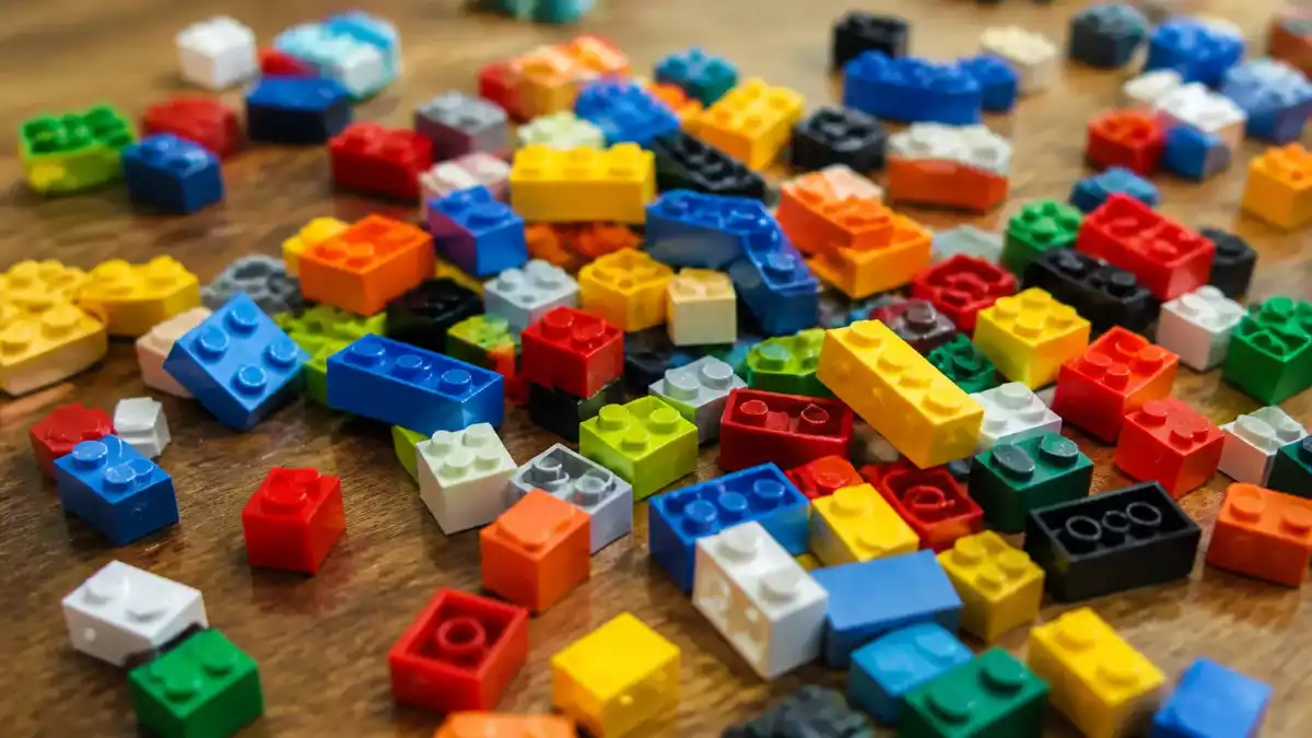 קוביות LEGO צבעוניות מפוזרות על שולחן