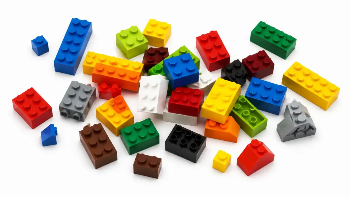 קוביות LEGO צבעוניות על רקע לבן