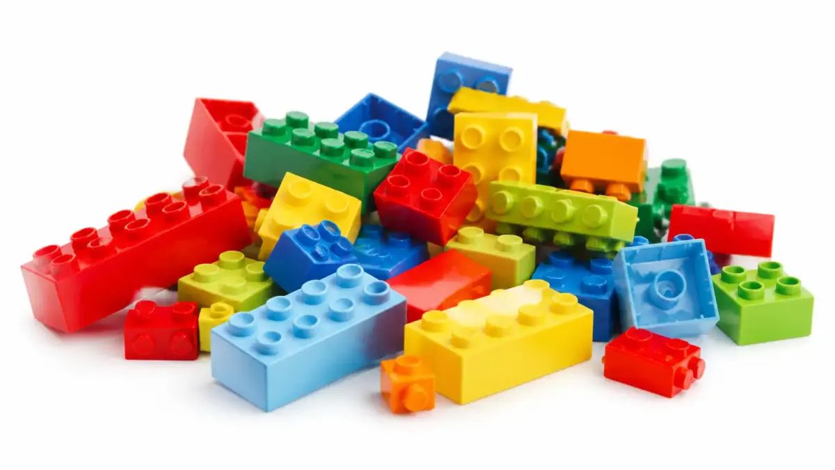 קוביות LEGO צבעוניות על רקע לבן