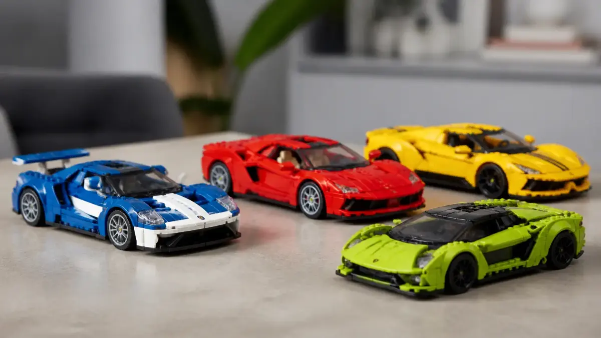 סטי LEGO צבעוניים של מכוניות