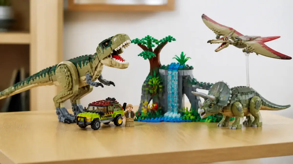 סטי LEGO דינוזאורים צבעוניים על שולחן