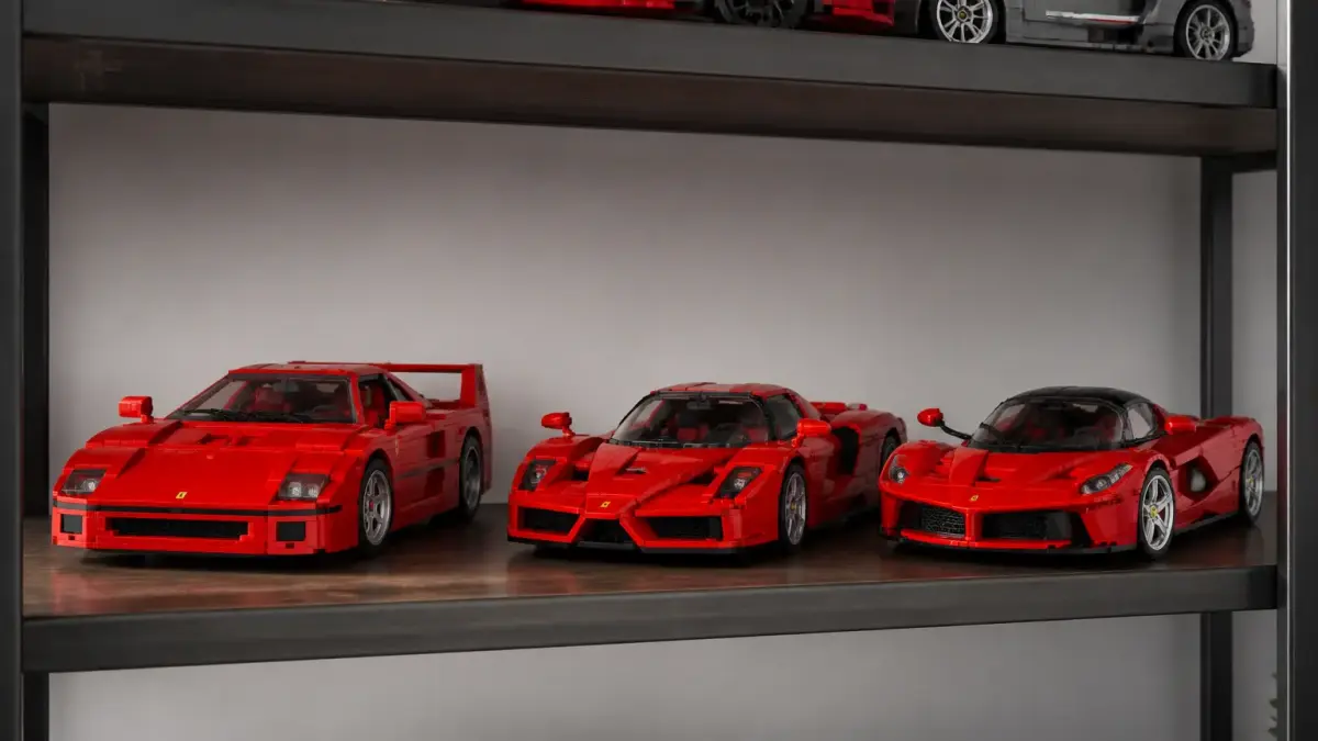 דגמי LEGO Ferrari על מדף