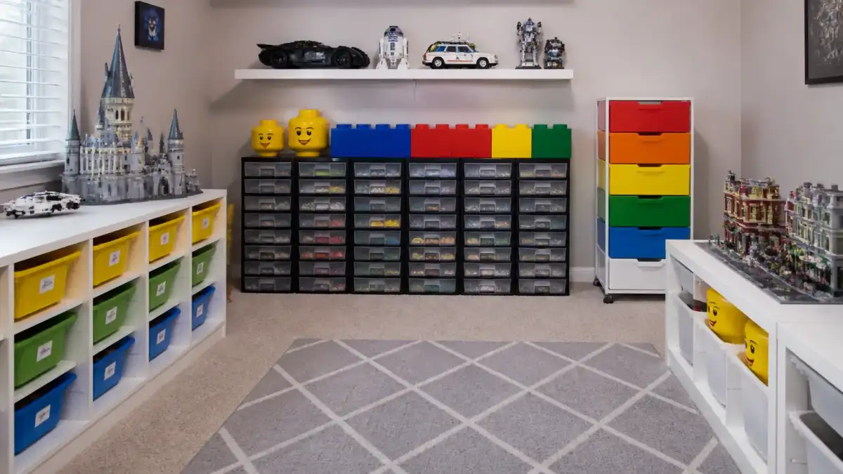 פתרונות אחסון LEGO מסודרים בחדר ילדים