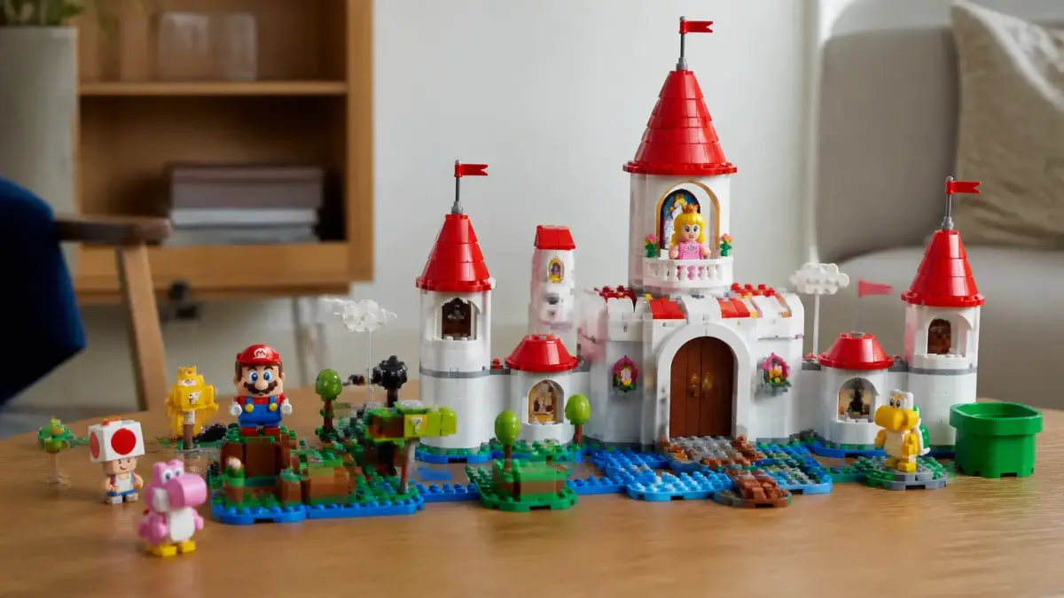 סטי LEGO Super Mario על שולחן