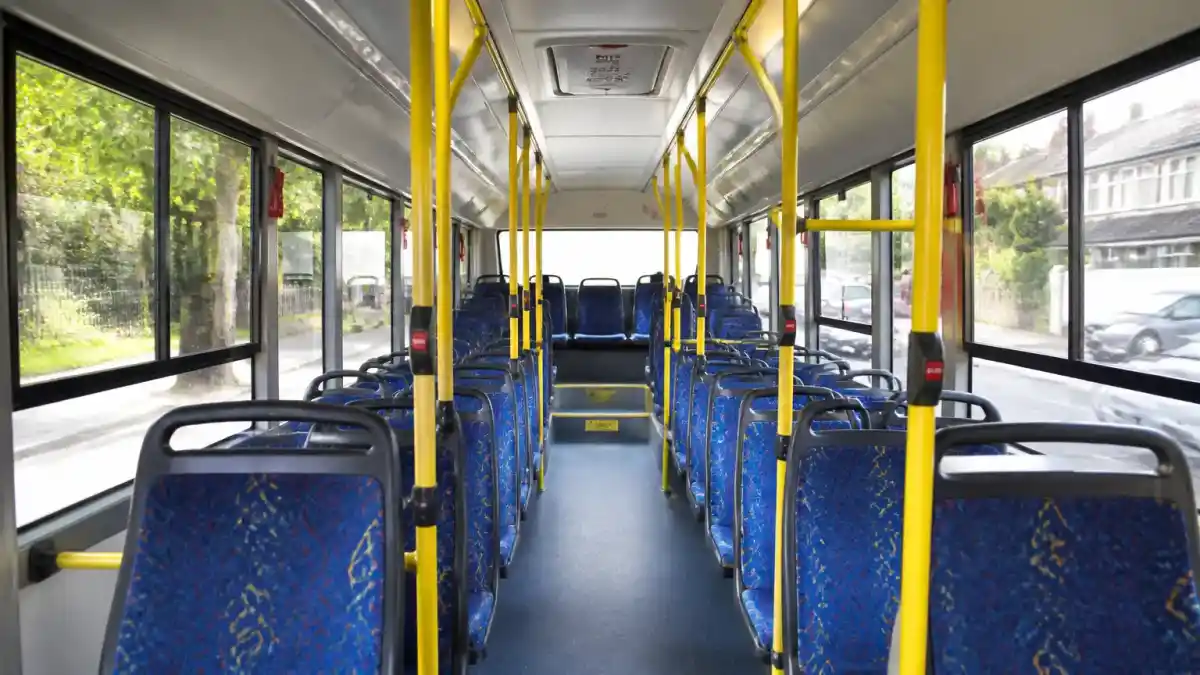 תמונה פנימית של אוטובוס ציבורי ריק
